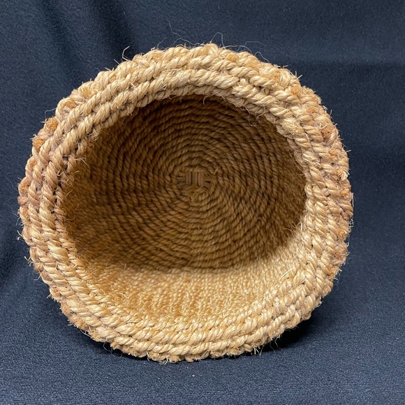 Handmade rustic basket - Picture 2 of 3